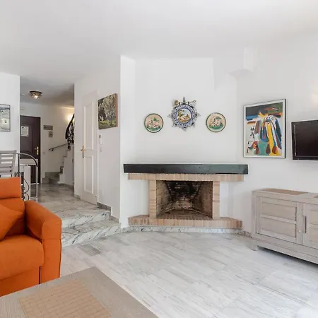 6 Allyson Estepona